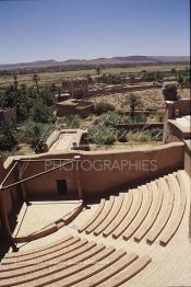 Image du Maroc Professionnelle de  La Kasbah de Taourirt fut édifiée au 17ème siècle par la tribu des Glaoui, située sur une colline au centre urbain de la ville d'Ouarzazate, cette remarquable ancienne bâtisse en pisé parfaitement conservée est l'une des plus belles constructions architecturales de la ville. La Kasbah qui ressemble à un grand château de sable incrusté dans le désert, fait partie du circuit touristique, elle a été classé Patrimoine Mondiale de l’Unesco. Ce véritable joyau de Ouarzazate permet au visiteur de découvrir l’intérieur d’une ksar où résident souvent la population berbères du sud du Maroc. Photo datant du Samedi 23 Août 1997. (Photo / Abdeljalil Bounhar)